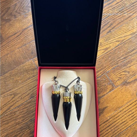 Brand New Elegant Black and Gold Pendant Lipstick Set - Picture 1 of 2